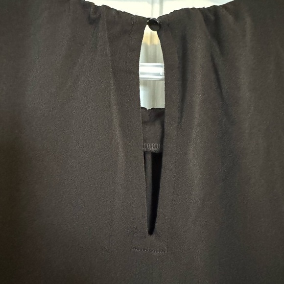 Elegant Black Sleeveless Top - Picture 3 of 4